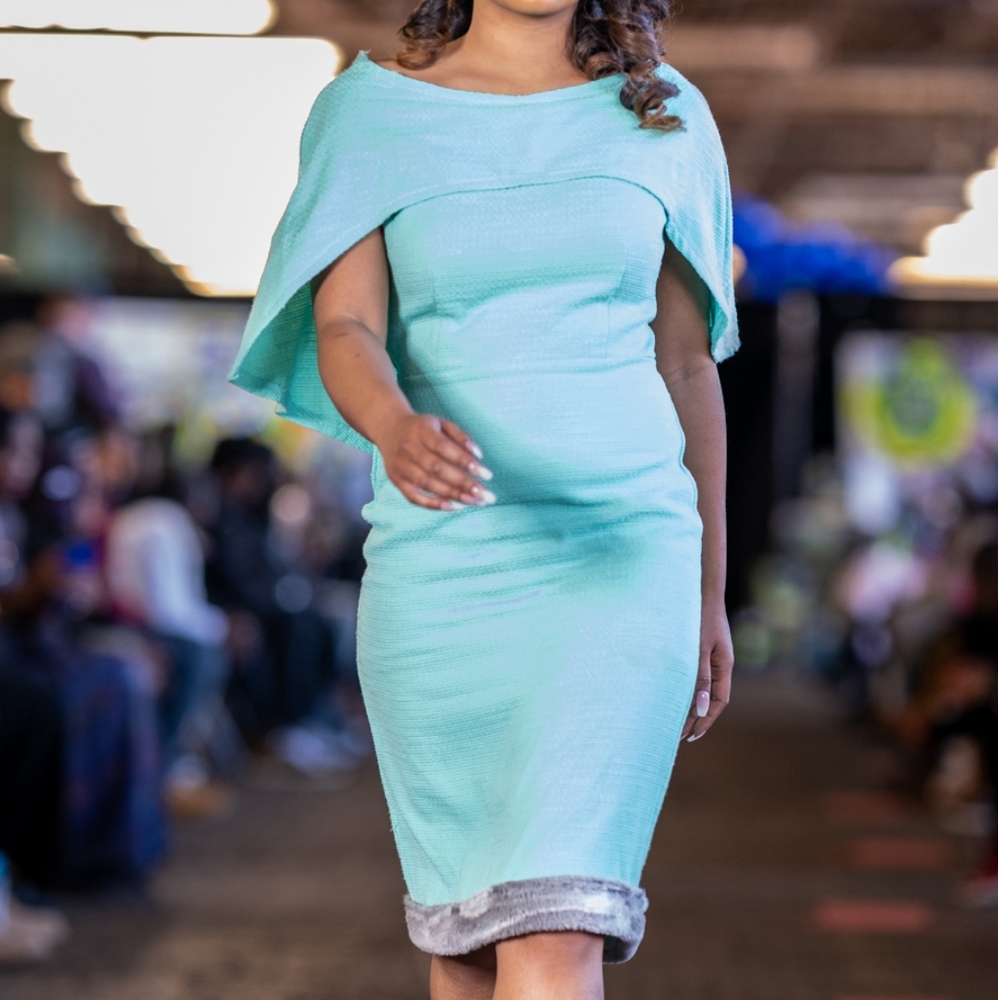 Caplet faux fur dress